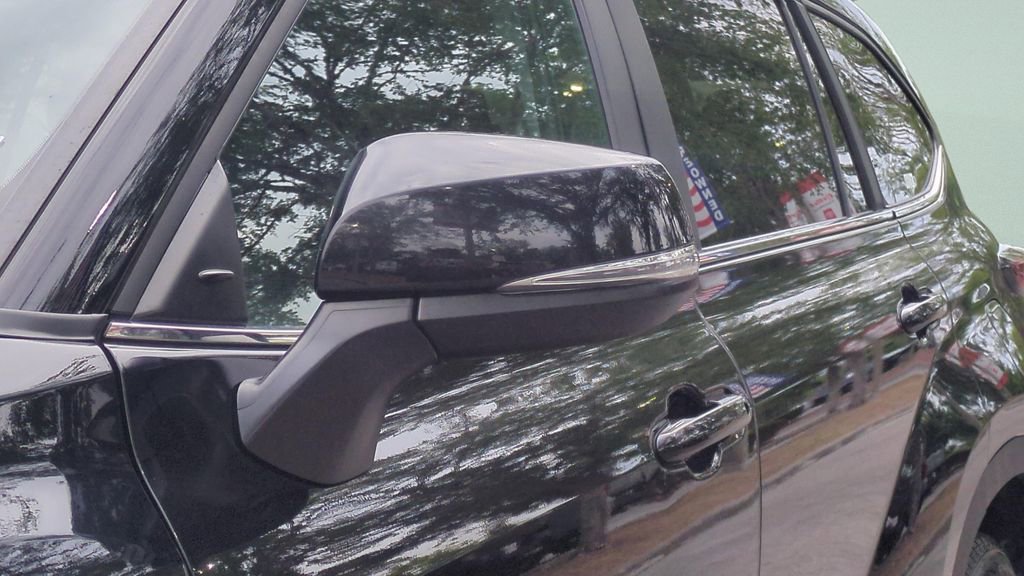 Used 2024 Toyota Highlander LE AWD/4WD image 27