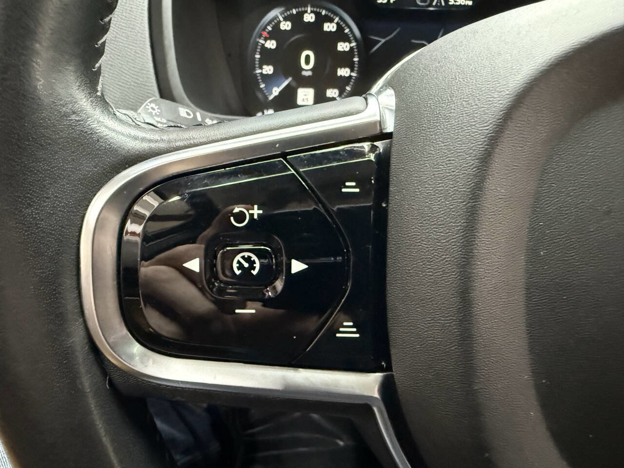 Used 2016 Volvo XC90 T6 Momentum w/ Momentum Plus Package image 22