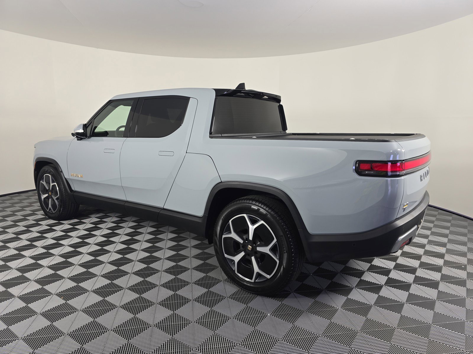 Used 2022 Rivian R1T Adventure image 3