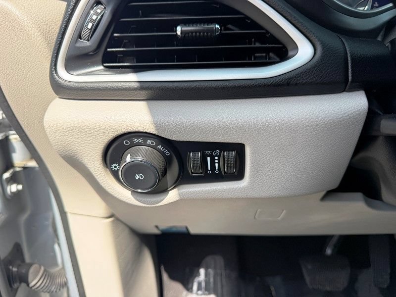 Used 2023 Chrysler Pacifica Touring-L FWD image 29