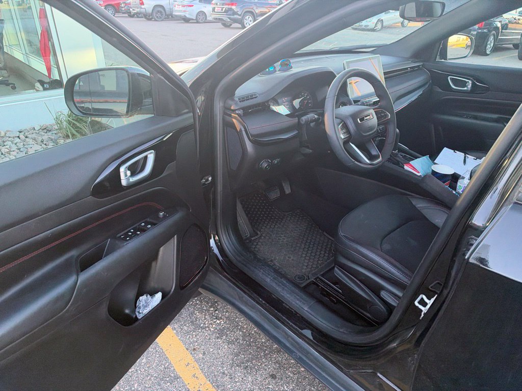 Used 2025 Jeep Compass Trailhawk AWD/4WD image 9