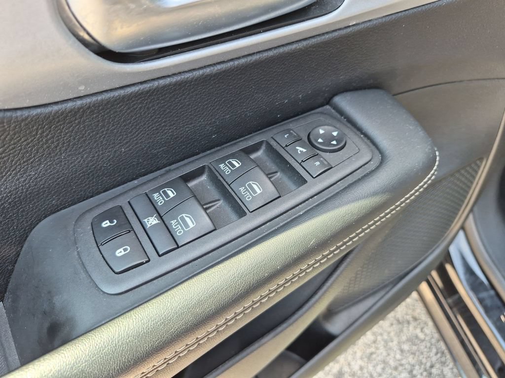 Used 2025 Chrysler Pacifica Limited FWD image 12