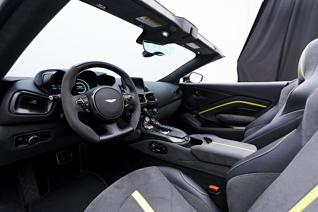 Used 2023 Aston Martin V8 Vantage Roadster image 2