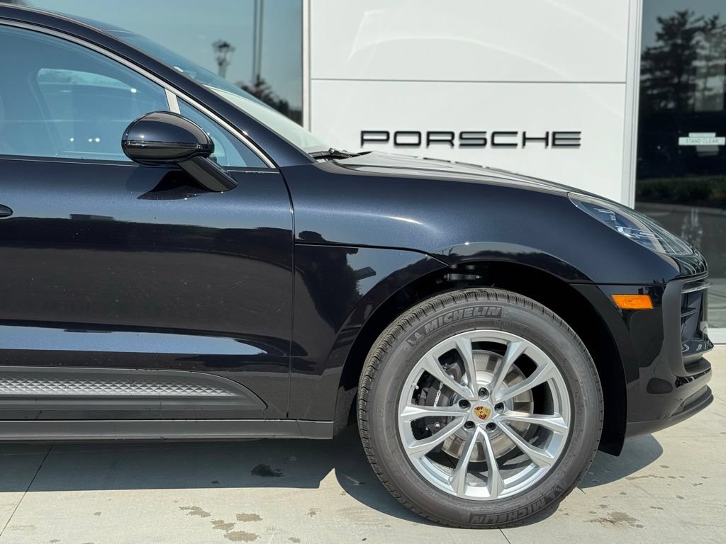 Certified 2025 Porsche Macan AWD/4WD image 16