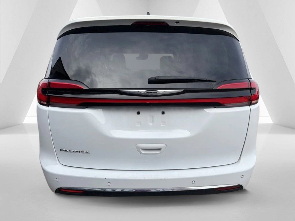Used 2024 Chrysler Pacifica Touring-L image 6
