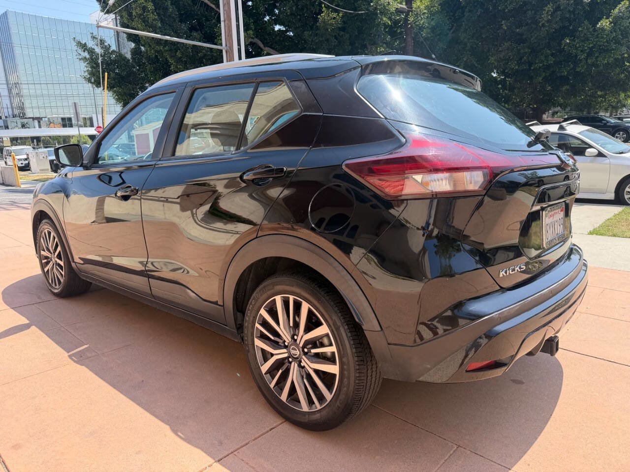 Used 2021 Nissan Kicks SV FWD image 2