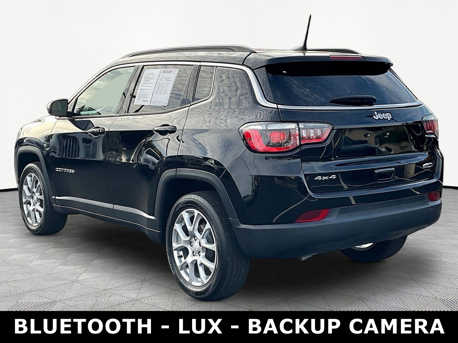 Used 2024 Jeep Compass Latitude AWD/4WD image 4