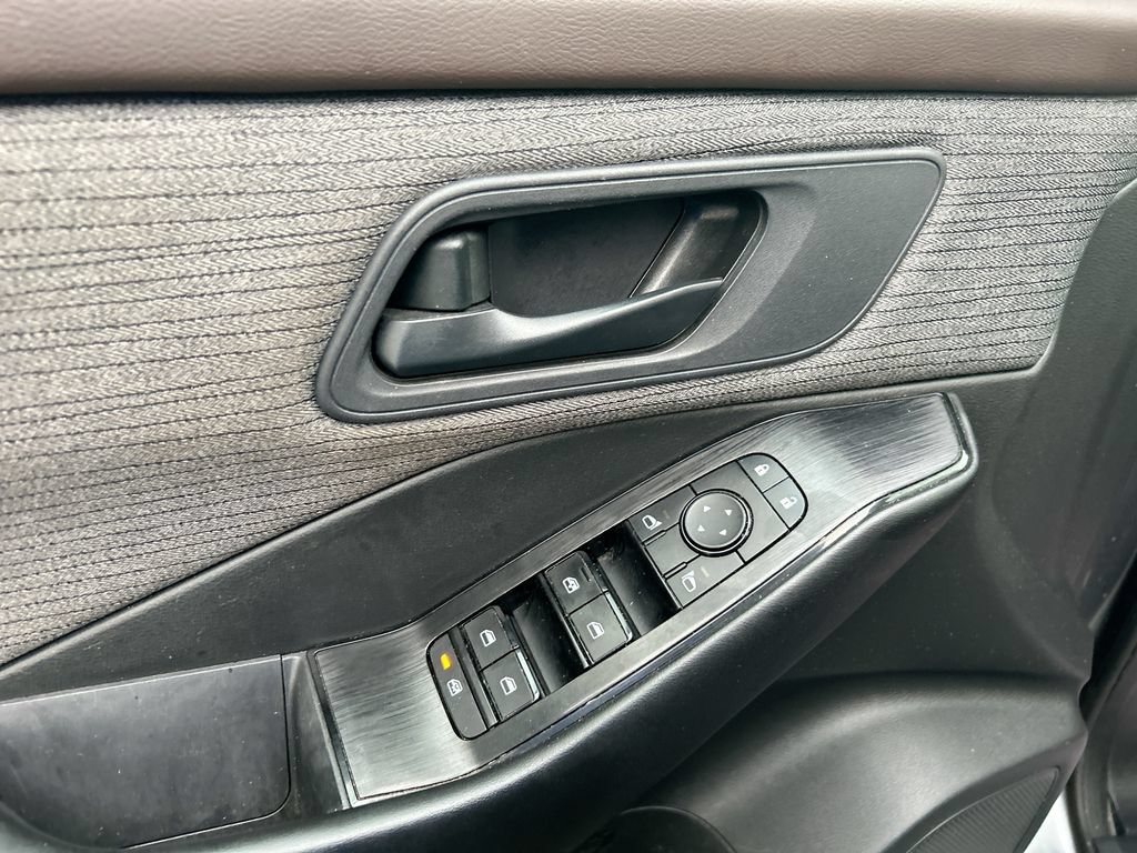 Used 2023 Nissan Rogue S AWD/4WD image 25