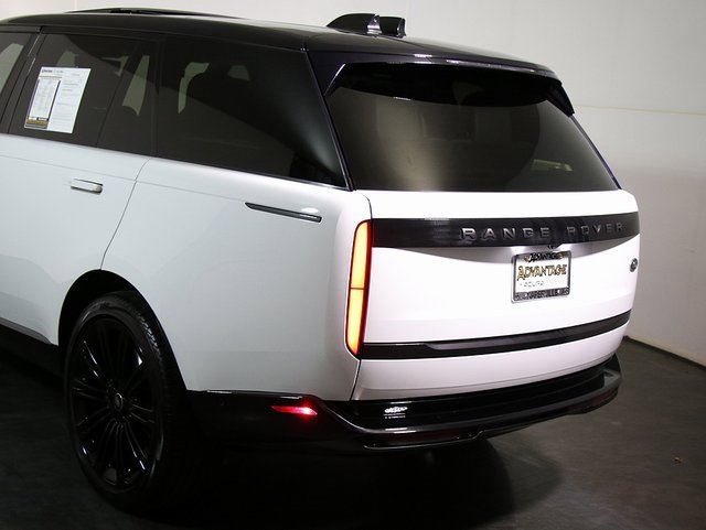 Used 2022 Land Rover Range Rover Long Wheelbase SE image 11