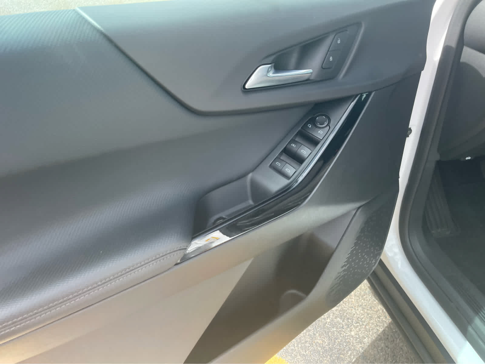 Used 2025 Chevrolet Equinox LT AWD/4WD image 11