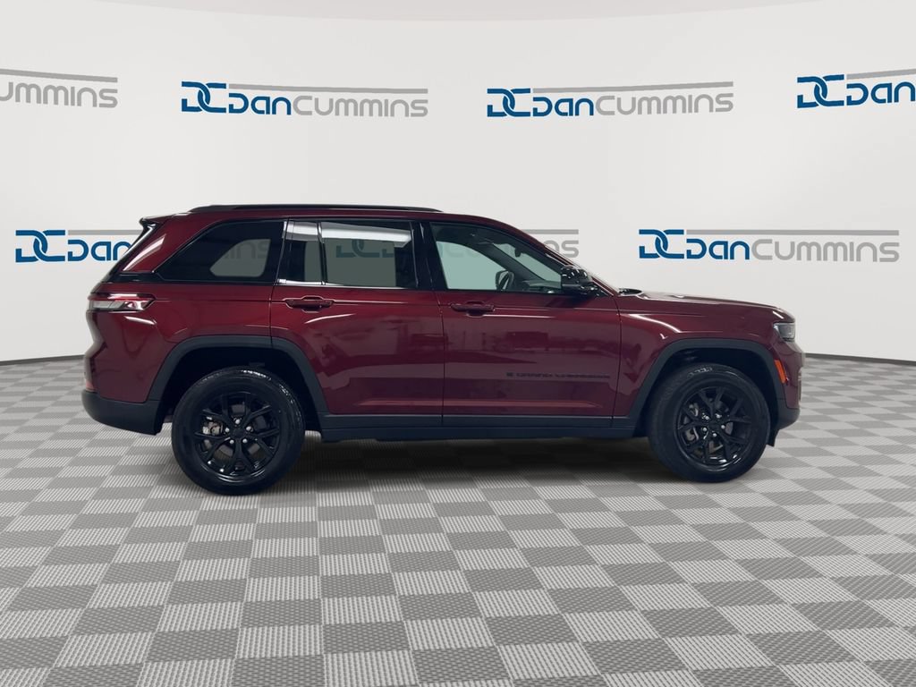 Used 2025 Jeep Grand Cherokee Altitude AWD/4WD image 9