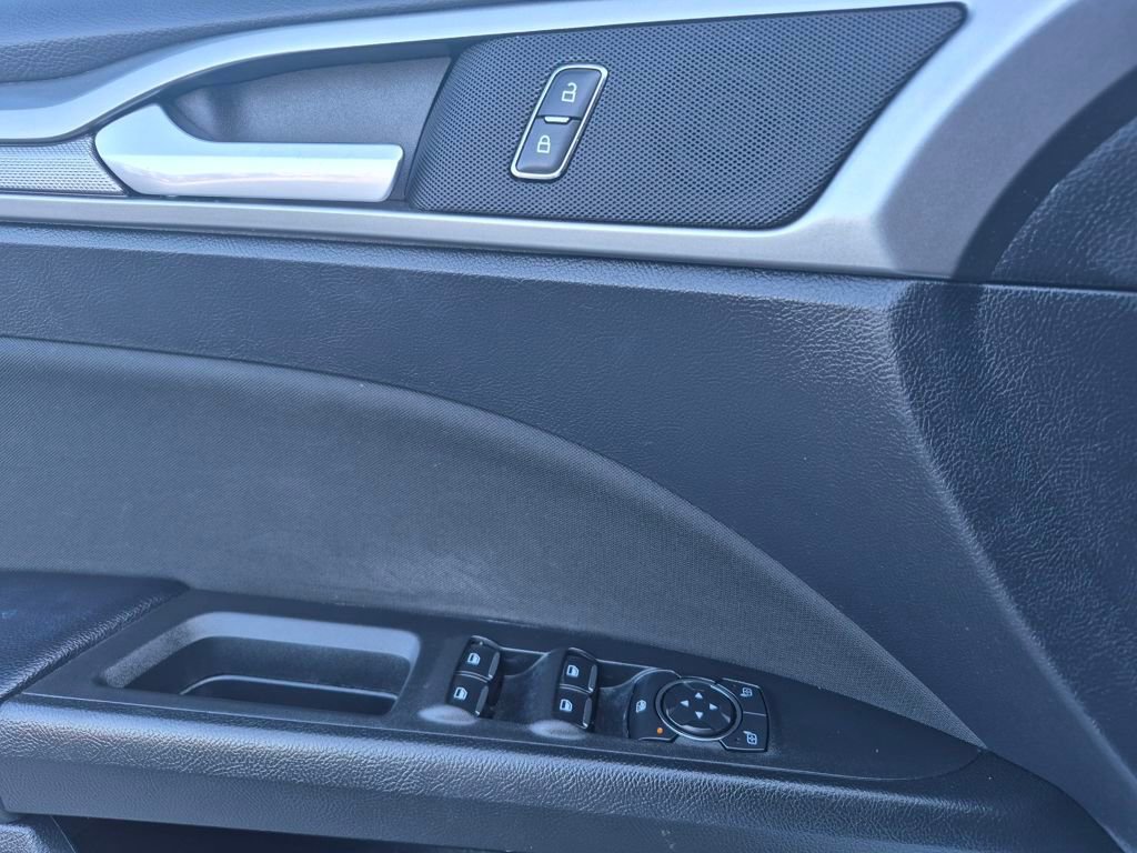 Used 2020 Ford Fusion SE image 13