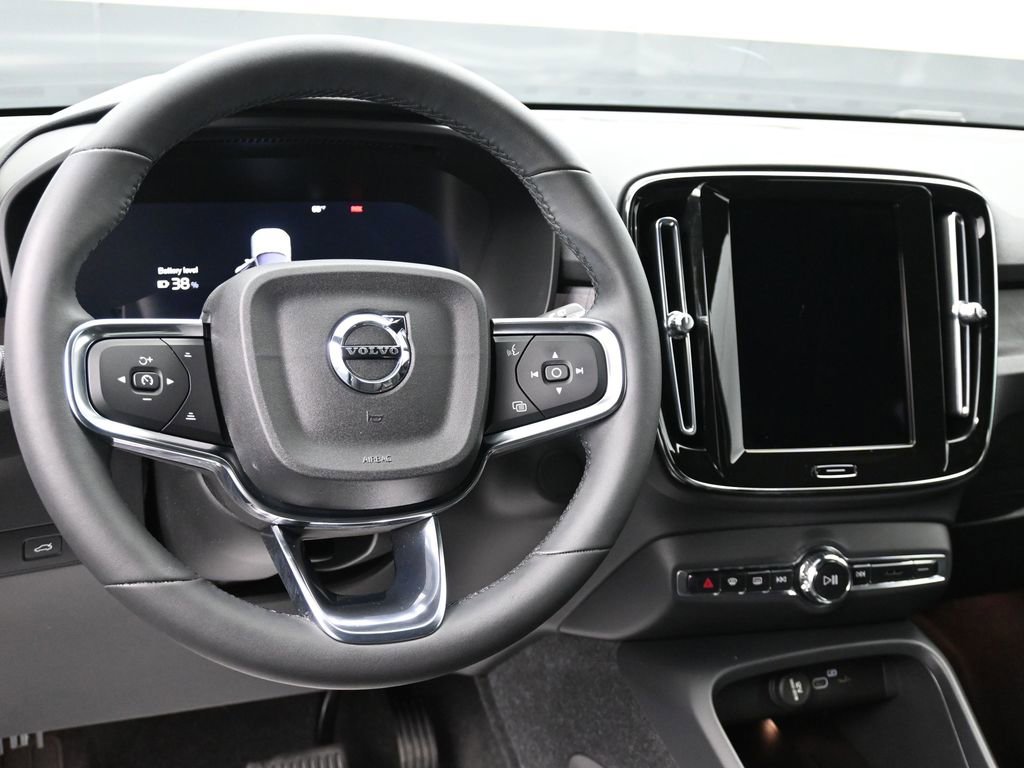 Used 2023 Volvo XC40 Recharge Plus image 12