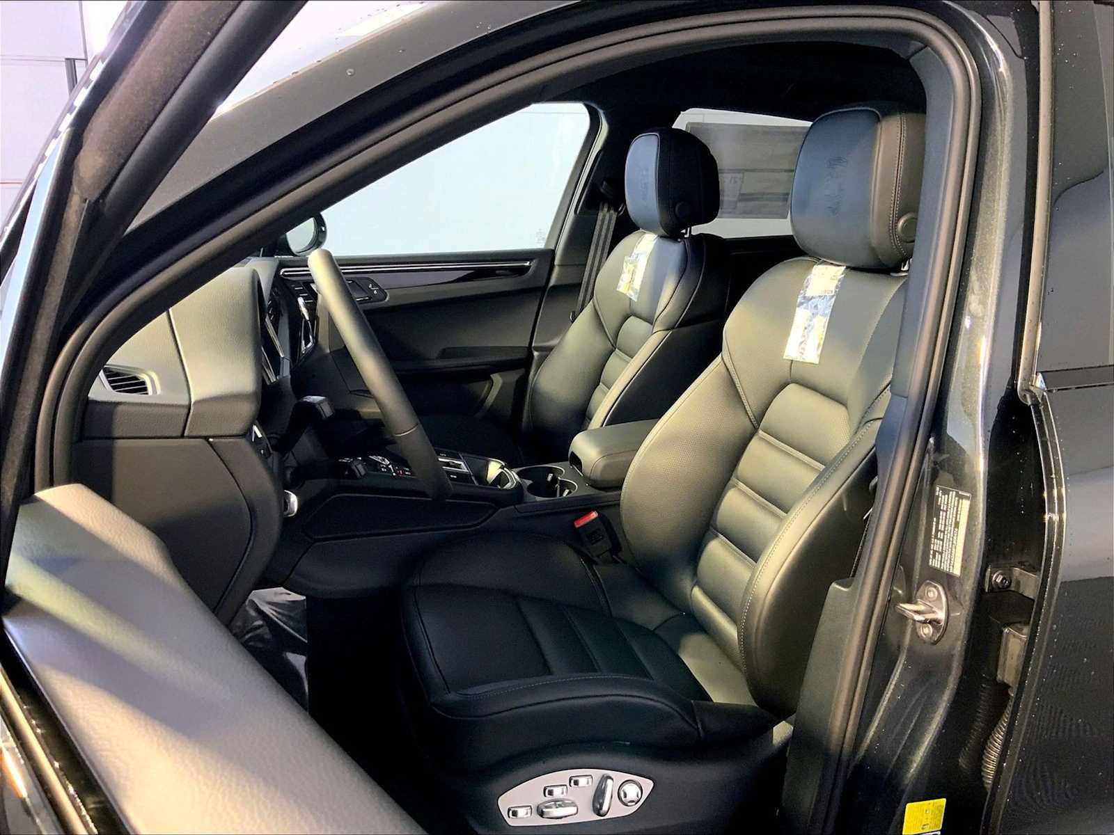 New 2026 Porsche Macan AWD/4WD image 5