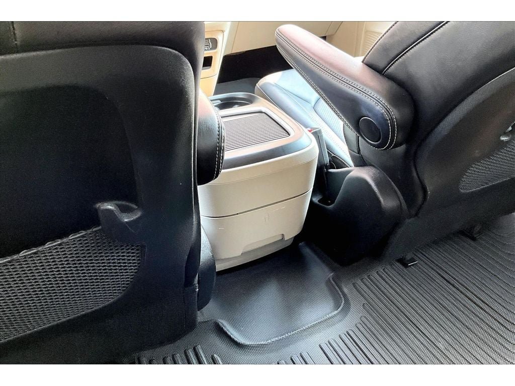 Used 2024 Chrysler Pacifica Touring-L FWD image 25