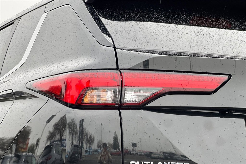 New 2025 Mitsubishi Outlander SE image 28