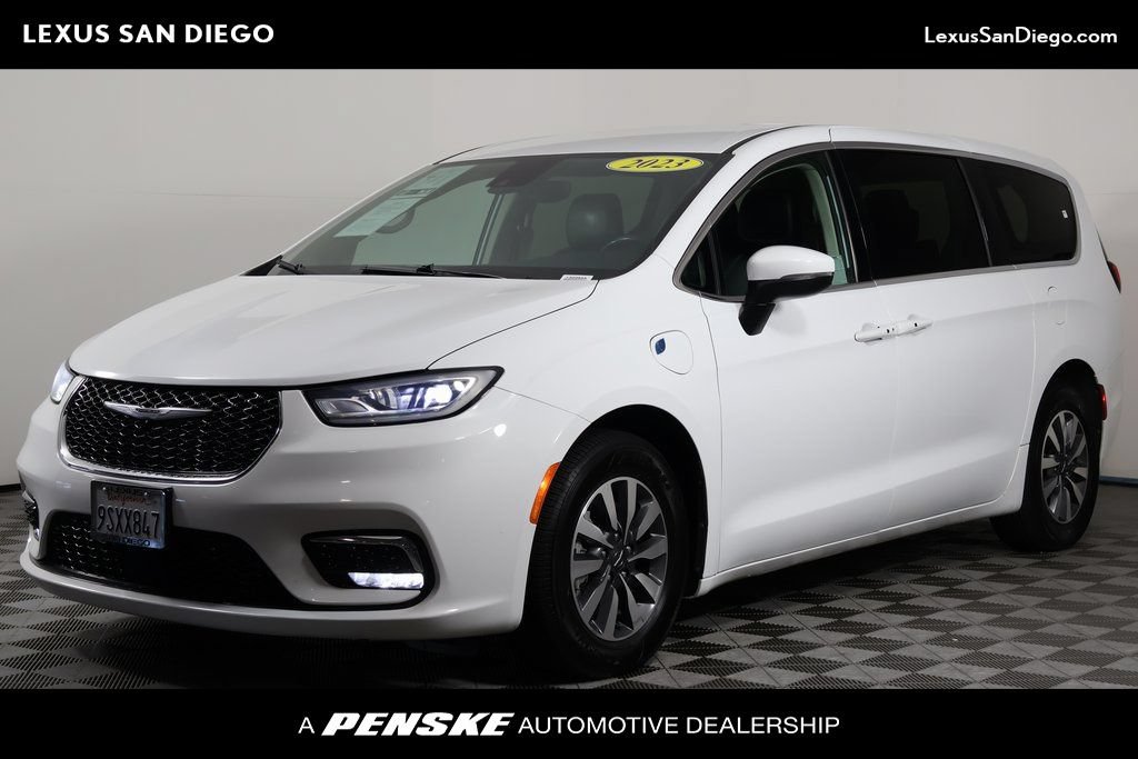 Used 2023 Chrysler Pacifica Touring-L FWD image 1