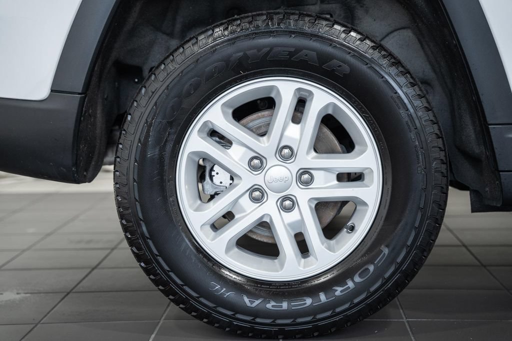 Certified 2023 Jeep Grand Cherokee Laredo w/ Luxury Tech Group I AWD/4WD image 16