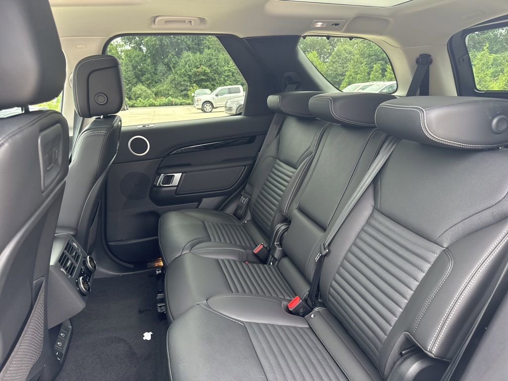 New 2024 Land Rover Discovery S image 14