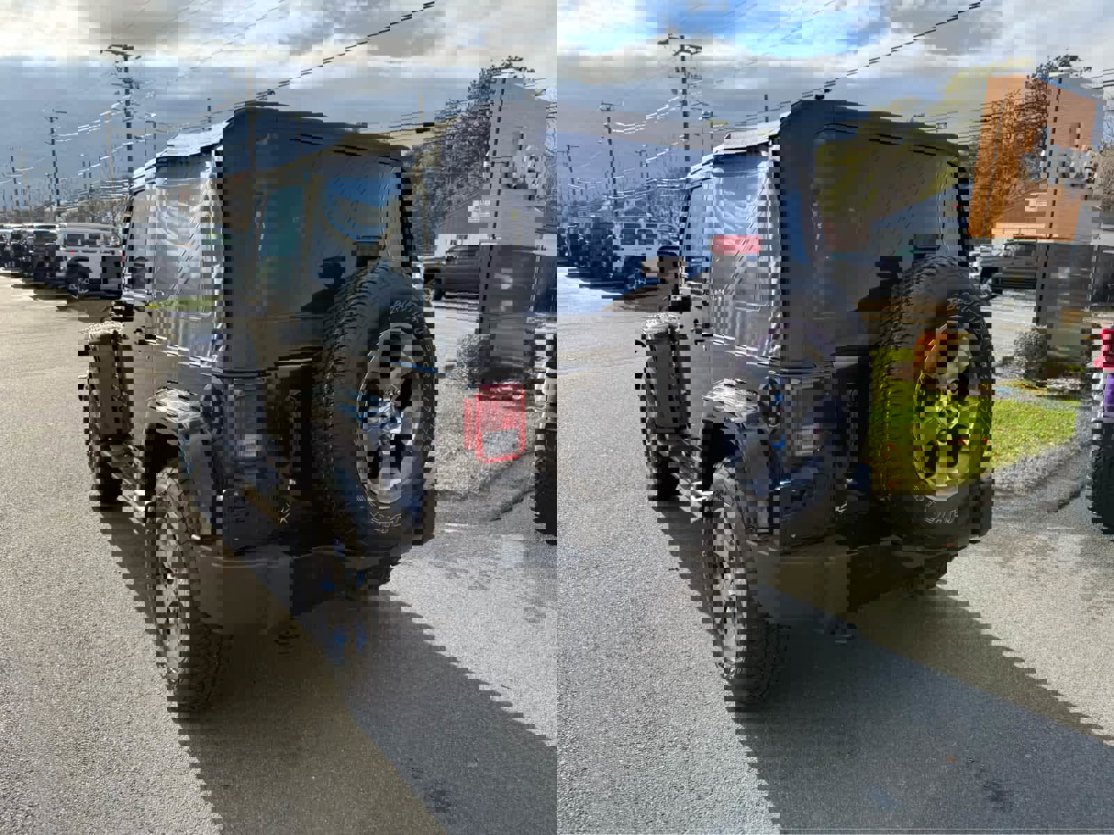 Used 2018 Jeep Wrangler Sahara w/ Connectivity Group image 7