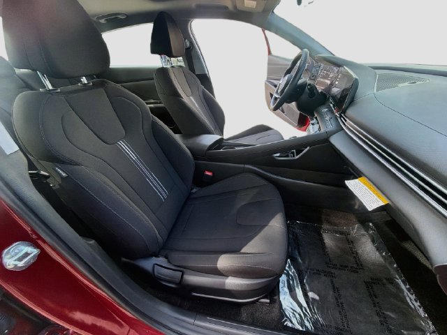 Certified 2025 Hyundai Elantra SEL FWD image 31