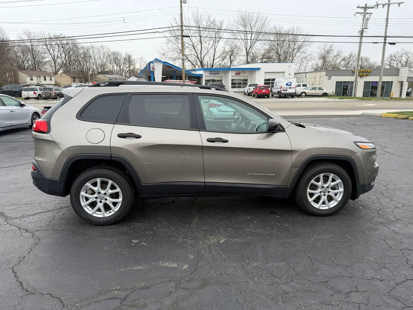 Used 2016 Jeep Cherokee Sport image 6