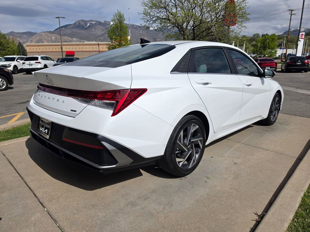 Used 2025 Hyundai Elantra Limited image 5