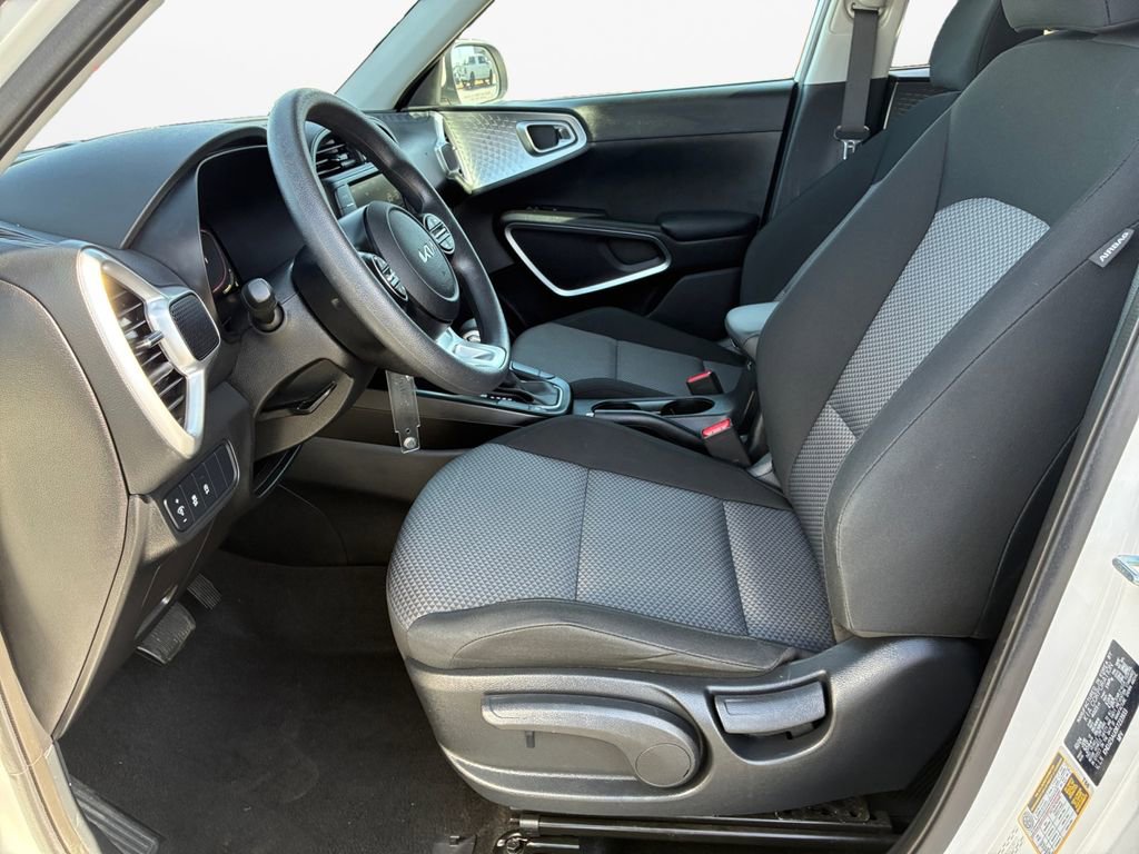 Used 2024 Kia Soul LX w/ Option Group 015 image 17