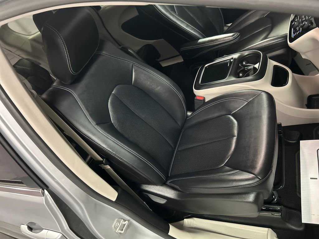 Used 2024 Chrysler Pacifica Touring-L FWD image 26
