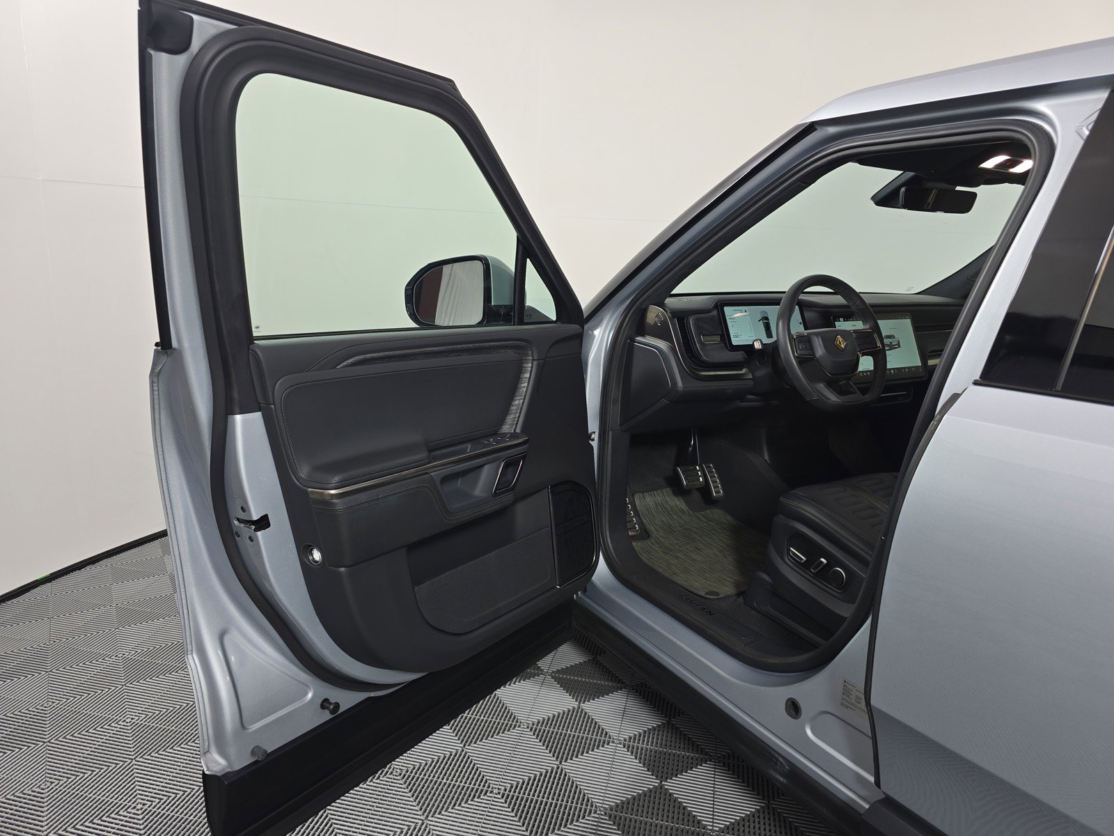 Used 2024 Rivian R1T Adventure AWD/4WD image 16