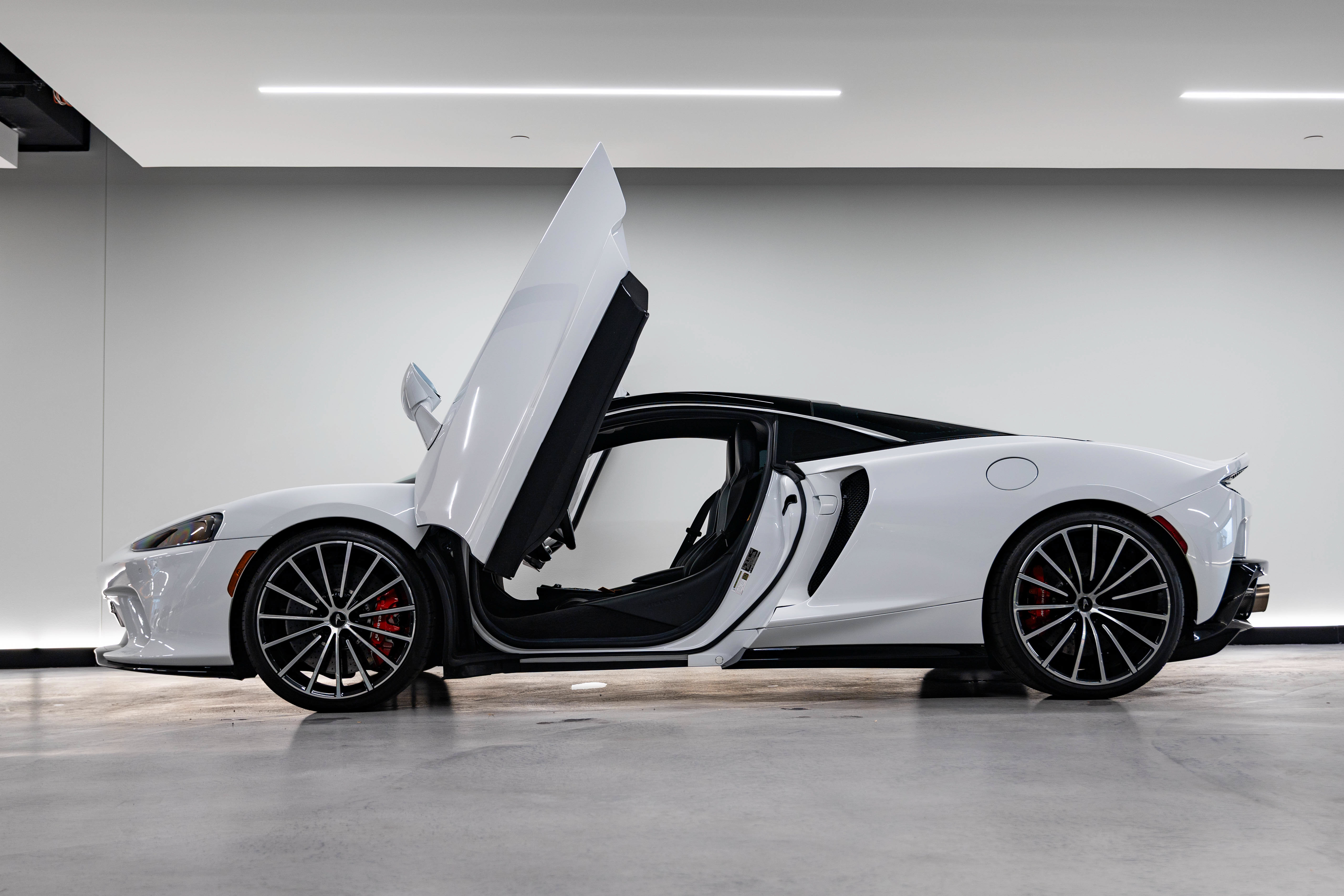 Used 2020 McLaren GT RWD image 13