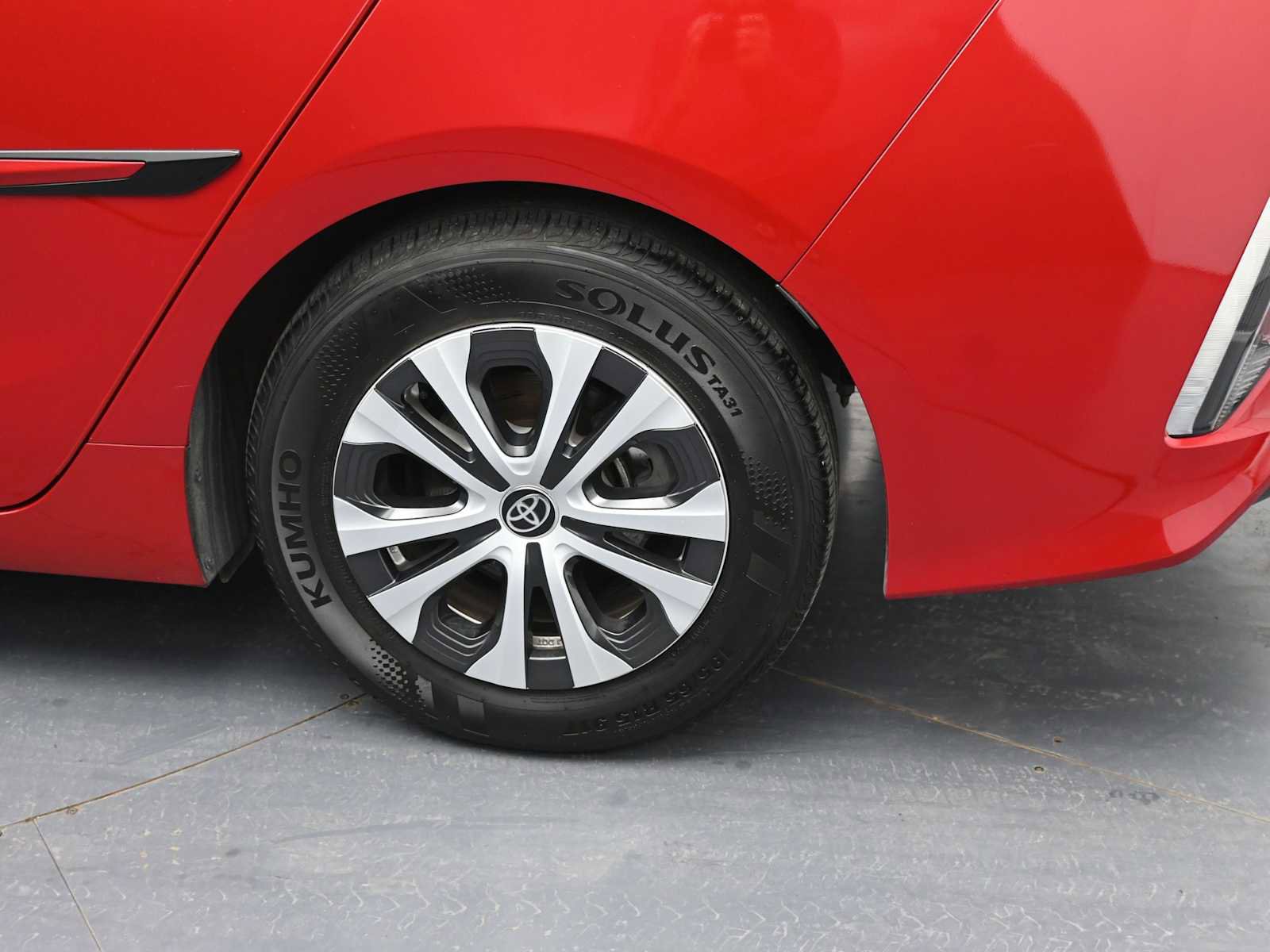 Used 2022 Toyota Prius Prime XLE image 5