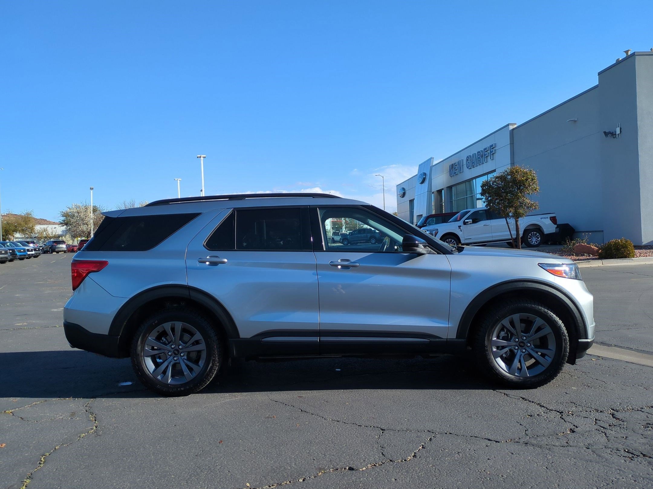 Used 2022 Ford Explorer XLT w/ Equipment Group 202A image 2
