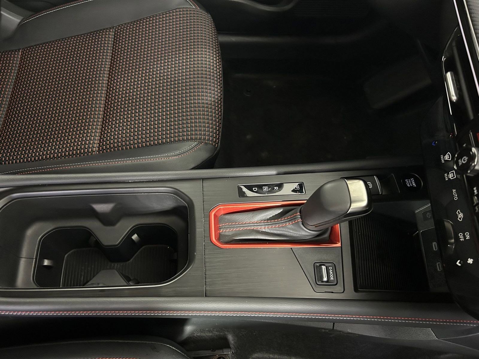 Used 2025 Nissan Kicks SR image 28