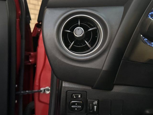 Used 2018 Toyota Corolla LE FWD image 19