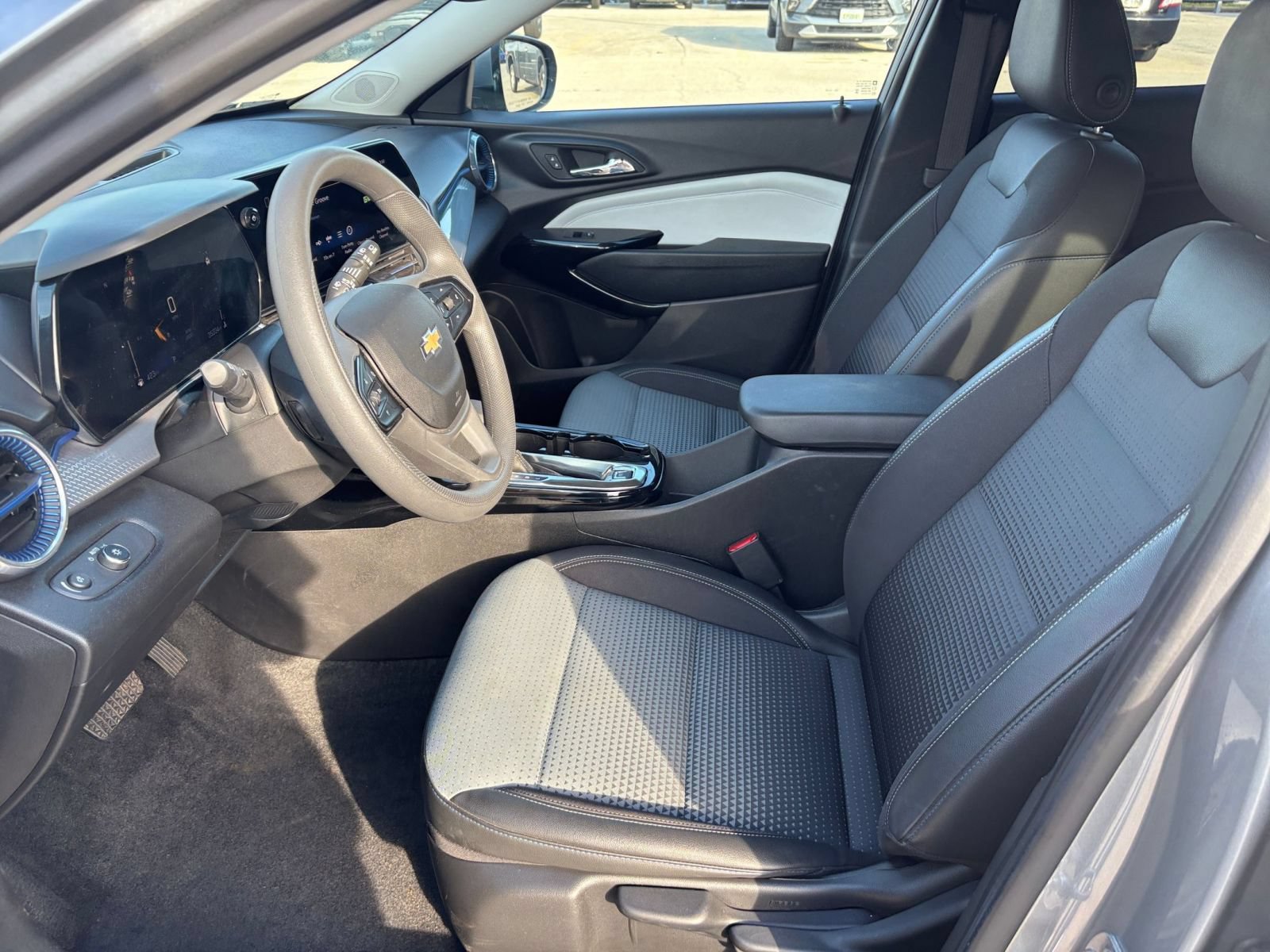 Used 2025 Chevrolet Trax LT FWD image 25