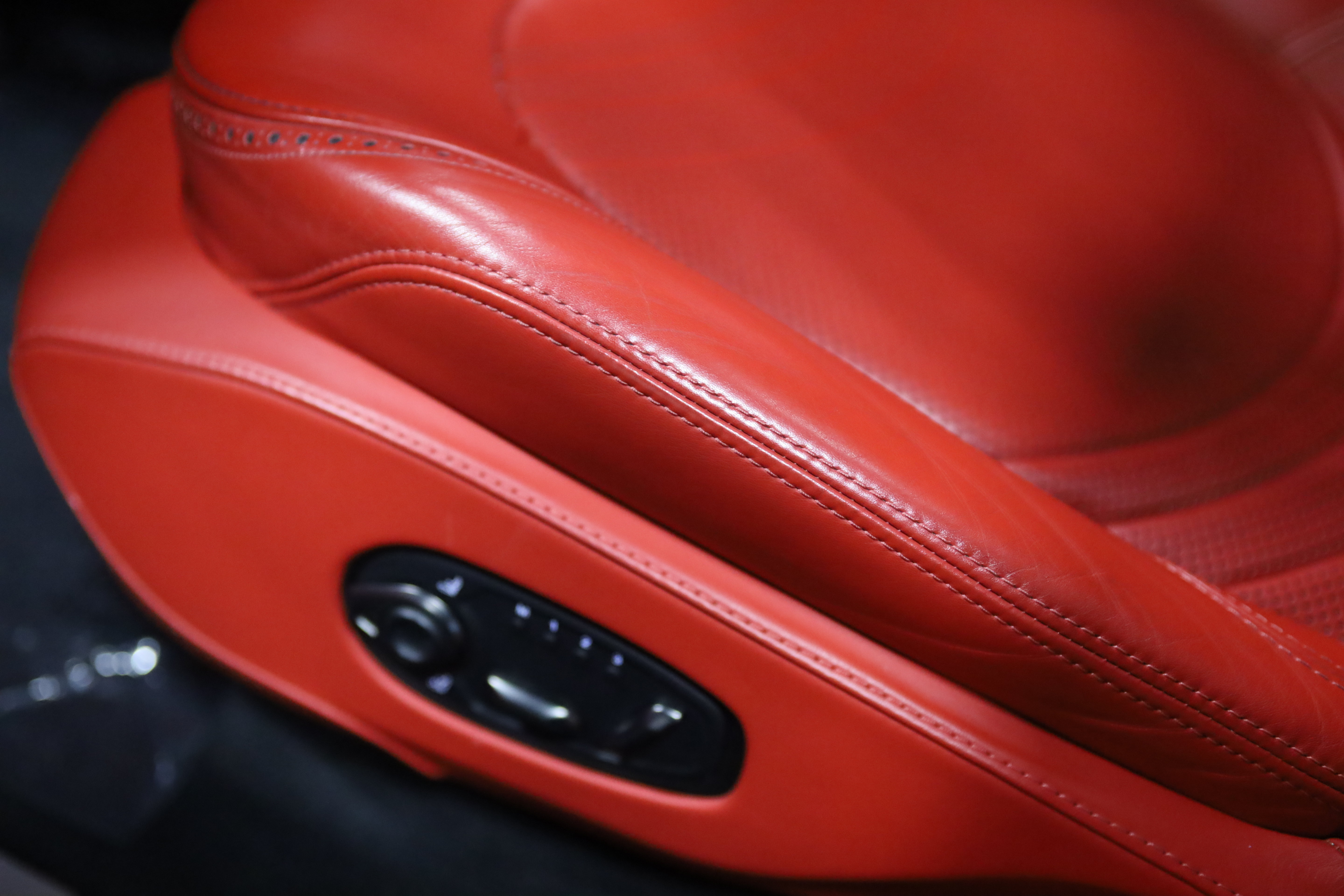 Used 2022 Aston Martin DBX AWD/4WD image 18