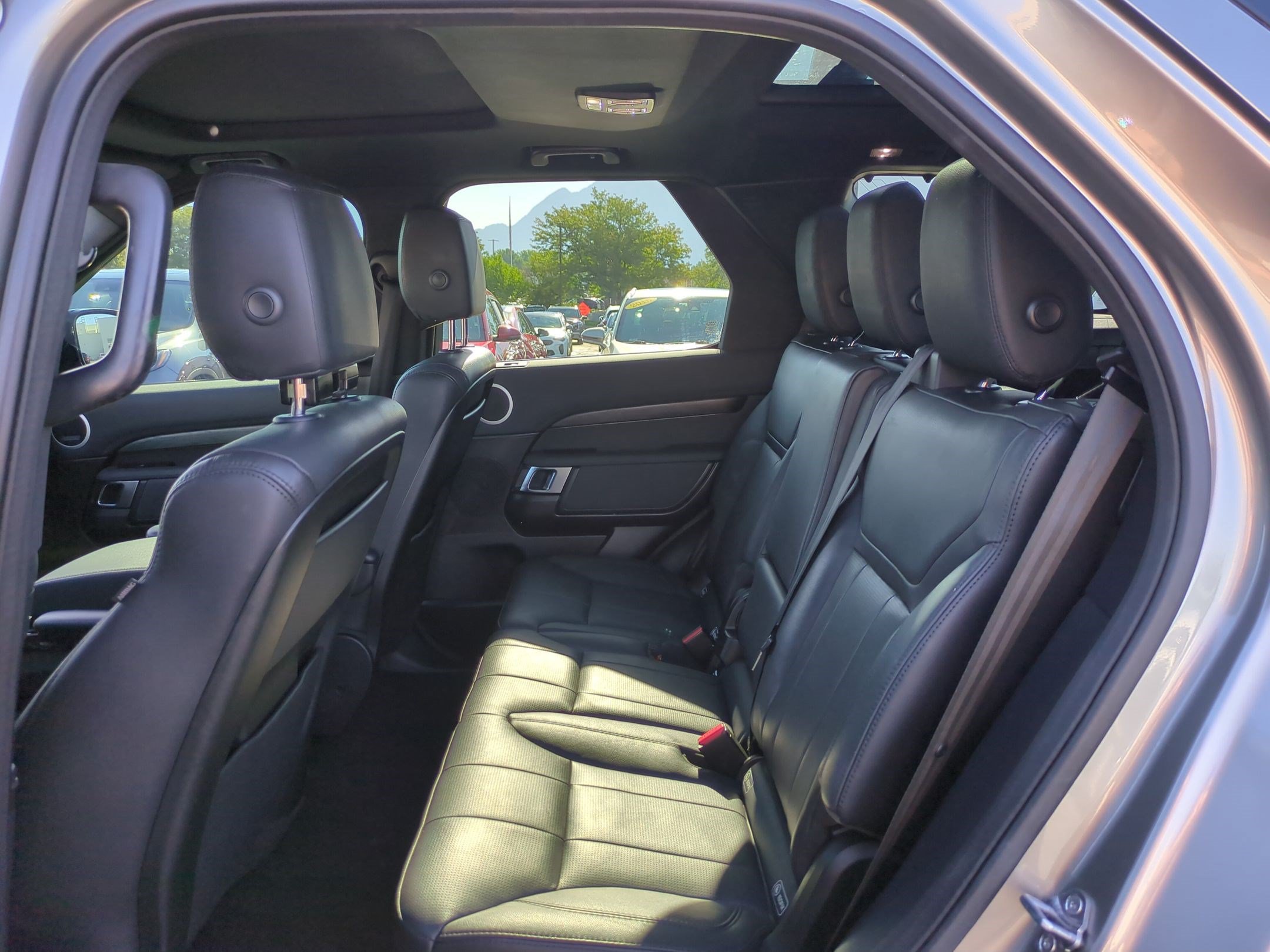 Used 2018 Land Rover Discovery HSE AWD/4WD image 30