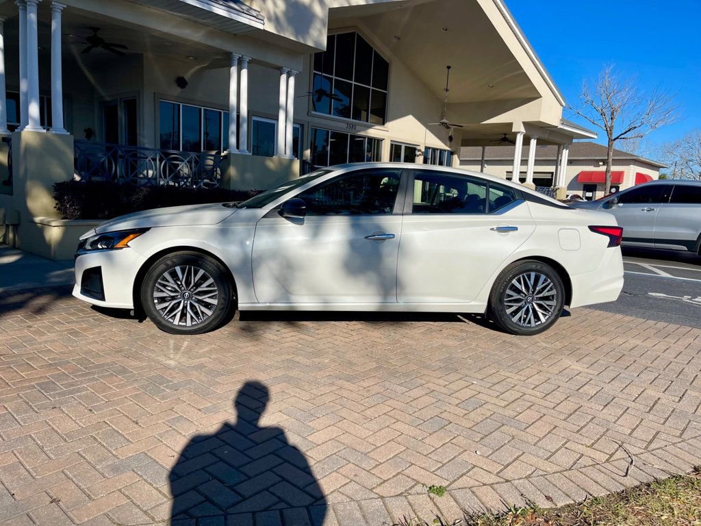Used 2025 Nissan Altima 2.5 SV FWD image 2