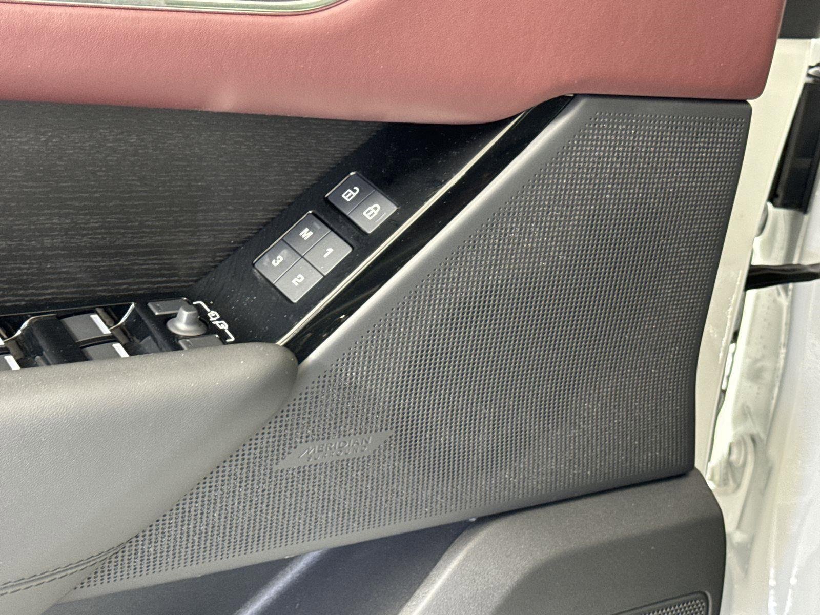 Certified 2025 Land Rover Range Rover Velar Dynamic HSE image 24