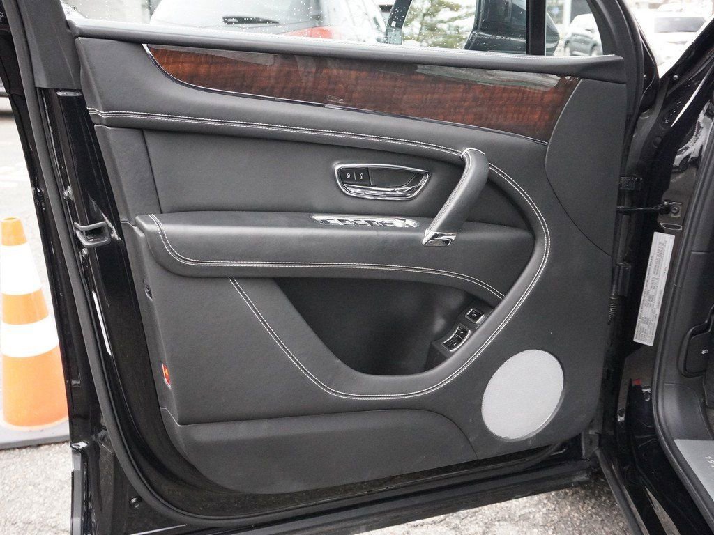 Used 2019 Bentley Bentayga image 24