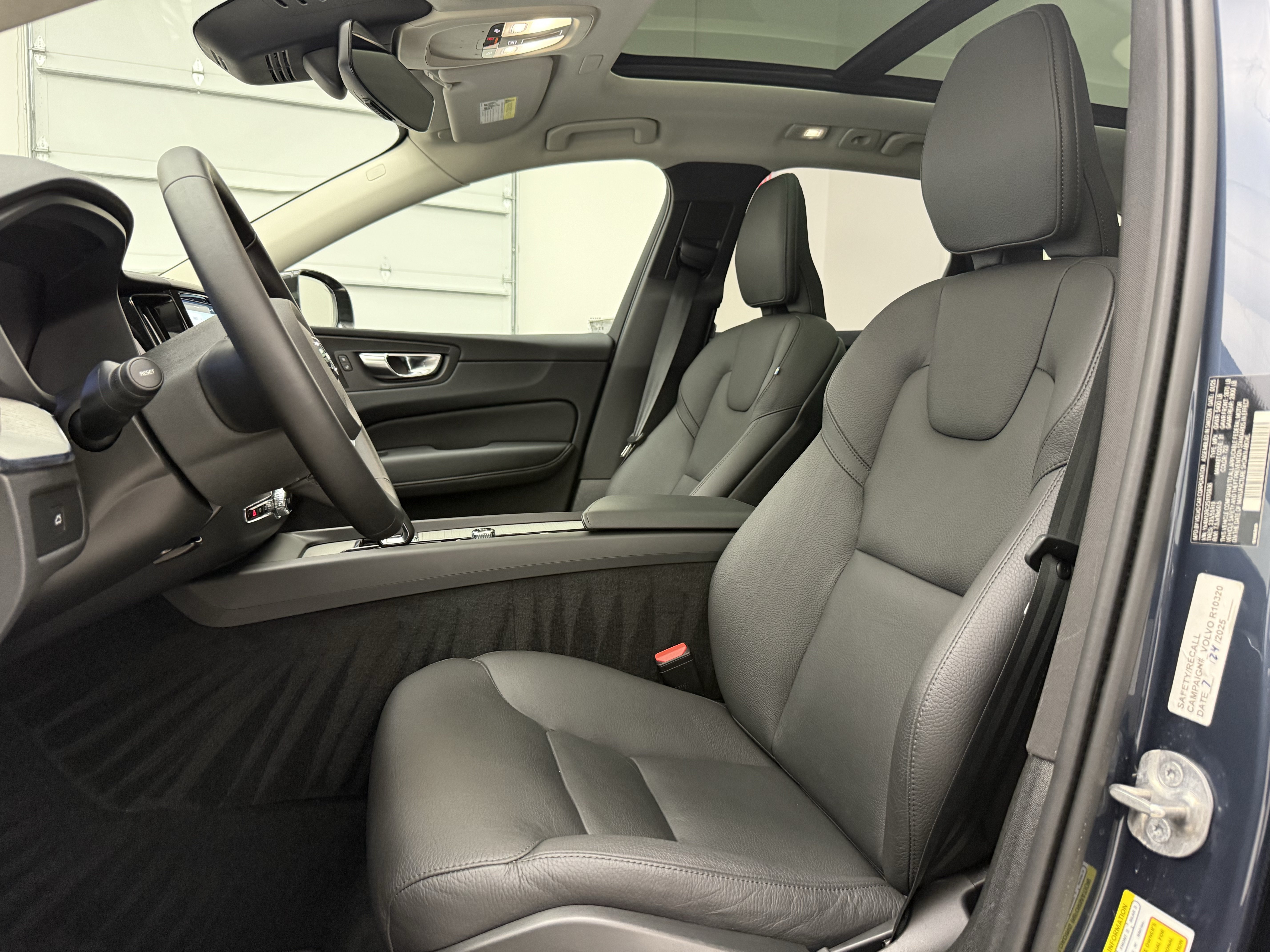 Certified 2025 Volvo XC60 B5 Plus AWD/4WD image 15