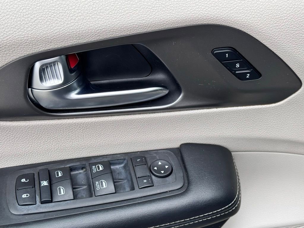 Used 2022 Chrysler Pacifica Touring-L FWD image 25