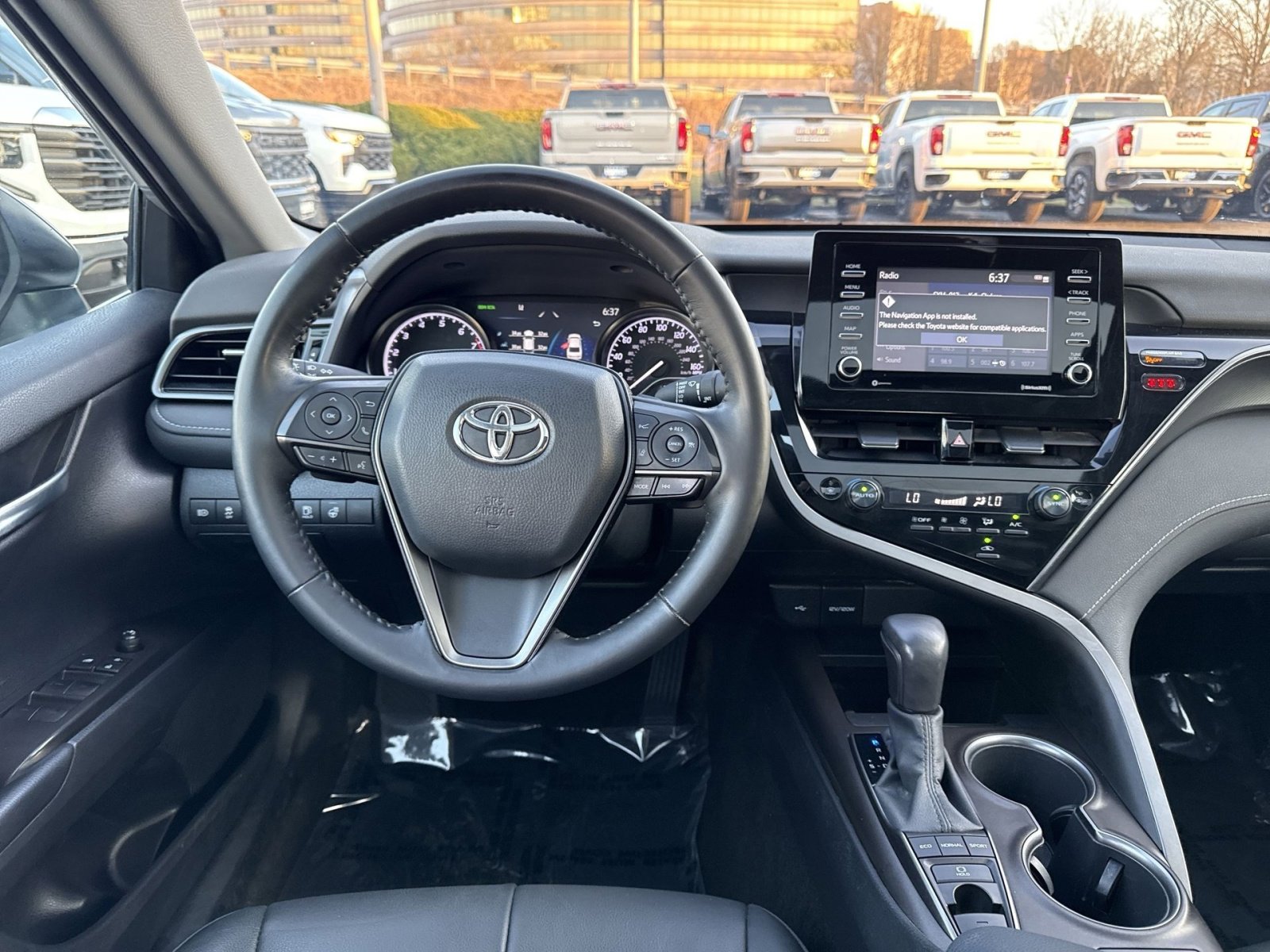 Used 2022 Toyota Camry SE w/ Cold Weather Package image 16