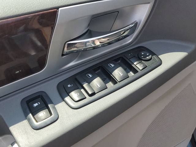 Used 2009 Chrysler Town & Country Touring FWD image 19