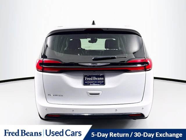Used 2023 Chrysler Pacifica Touring-L FWD image 6