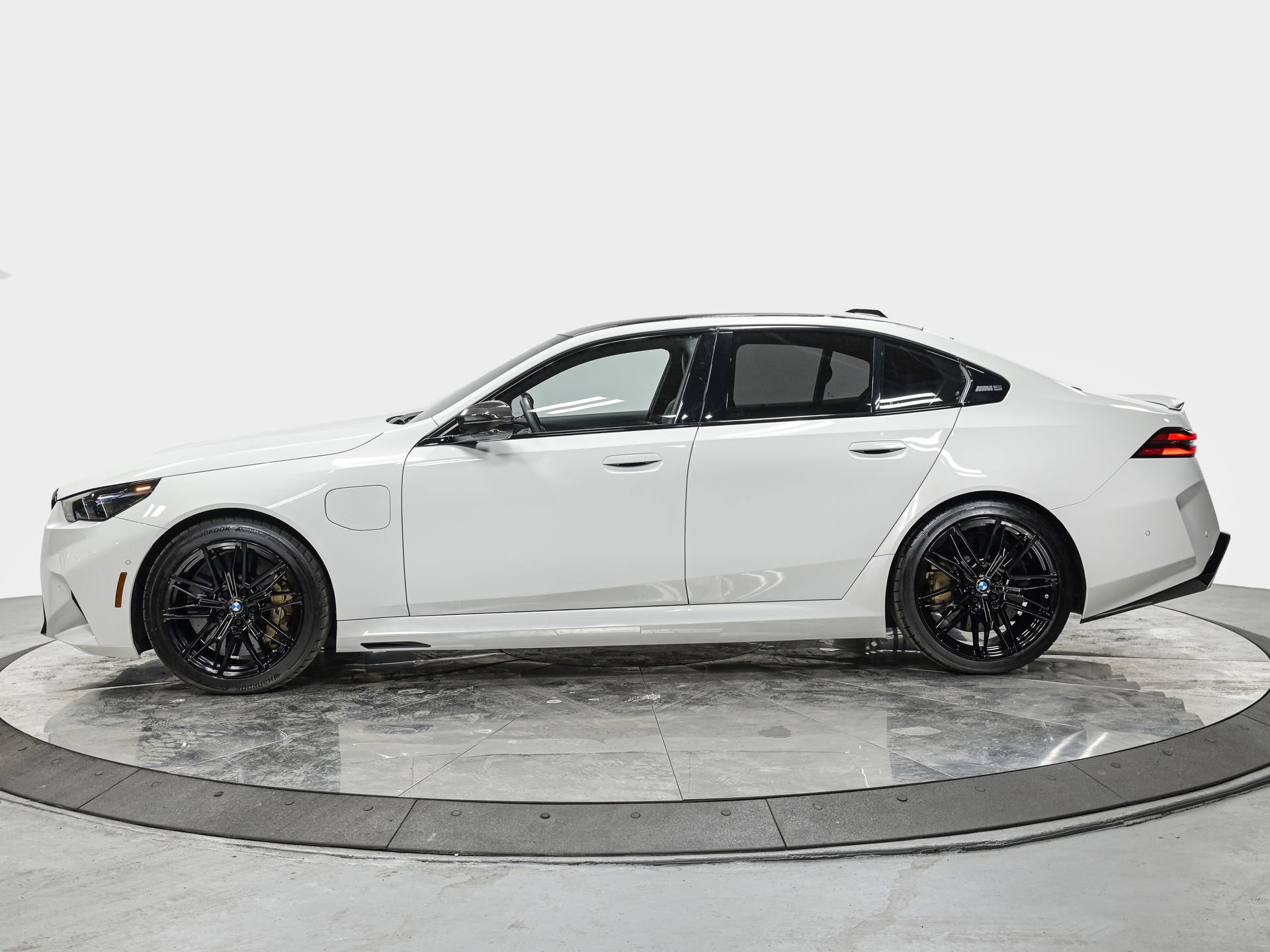 Used 2025 BMW M5 w/ Carbon Package image 2