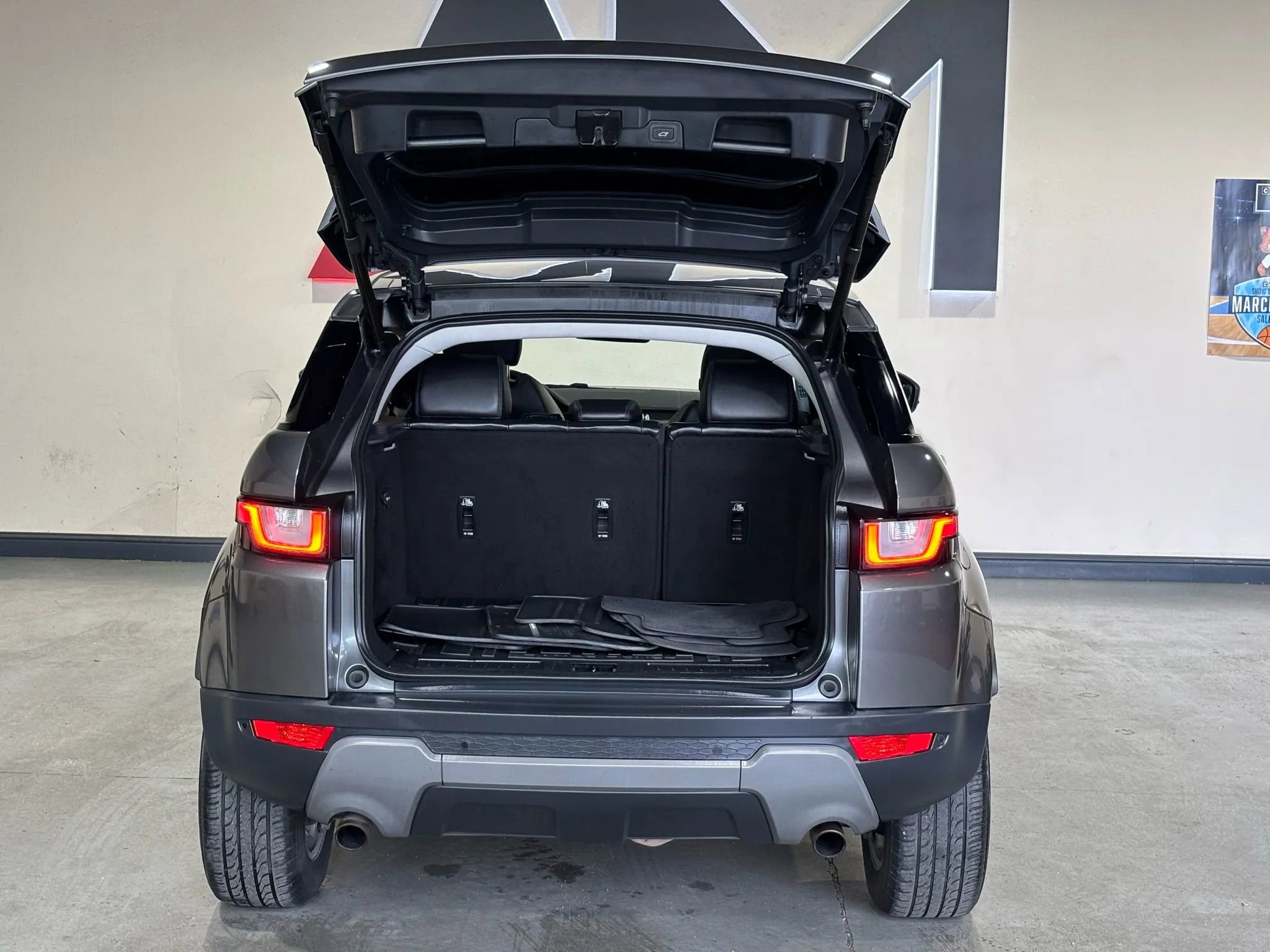 Used 2017 Land Rover Range Rover Evoque SE image 9