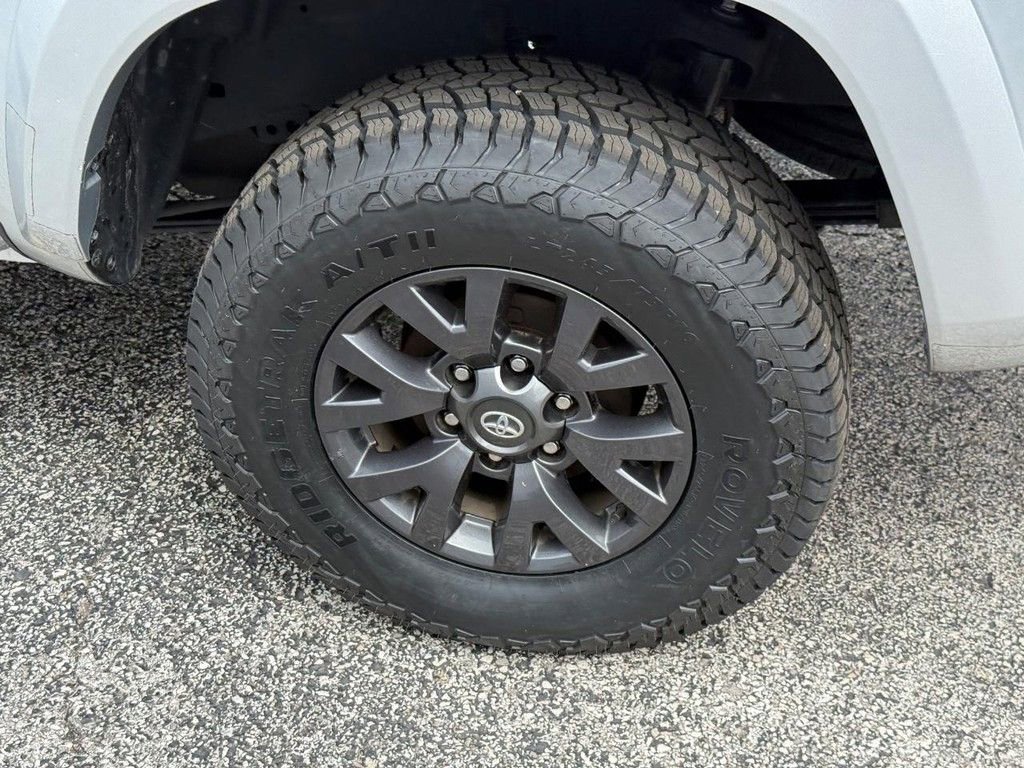 Certified 2022 Toyota Tacoma SR5 AWD/4WD image 11