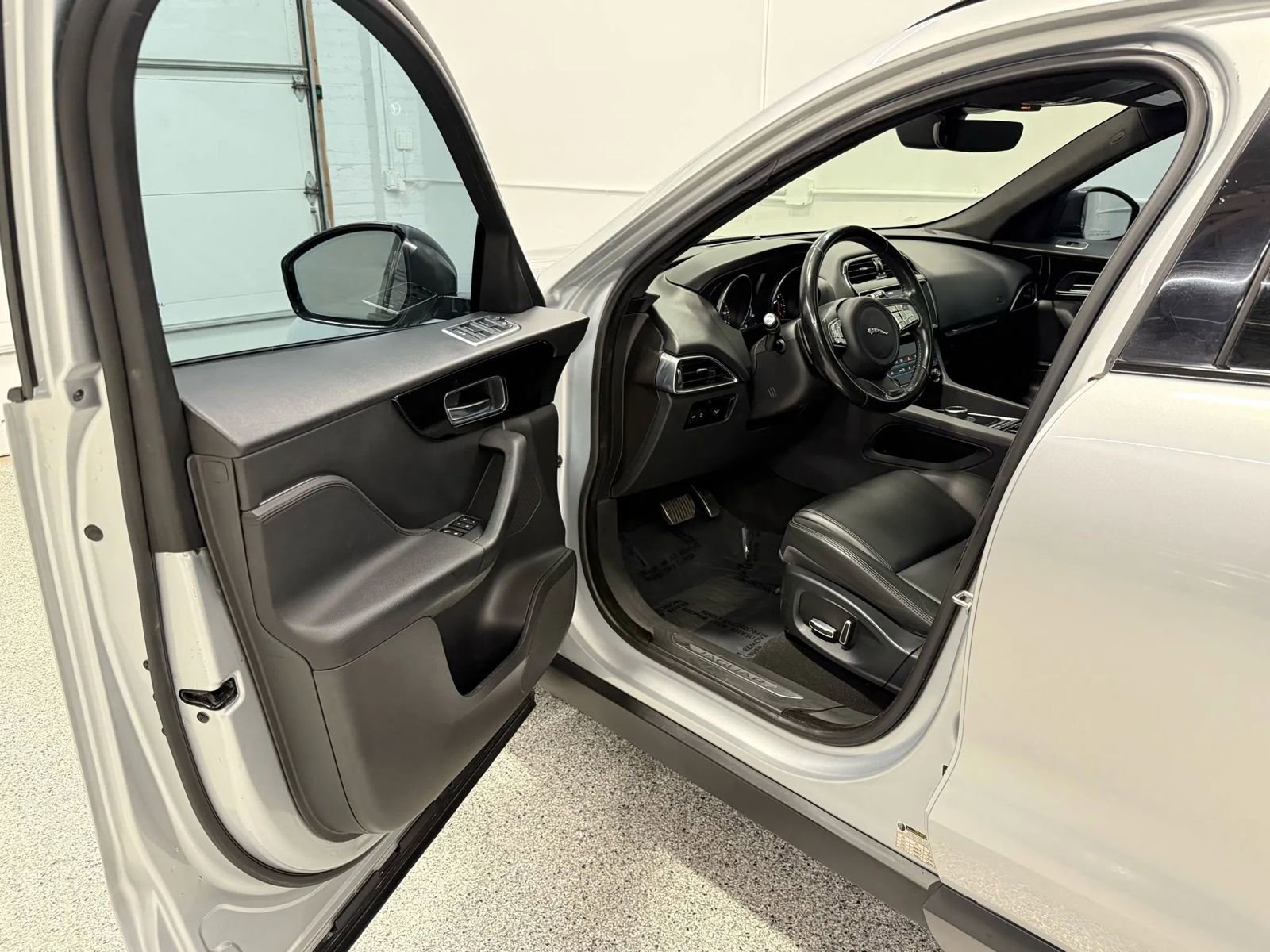 Used 2019 Jaguar F-PACE Premium image 16